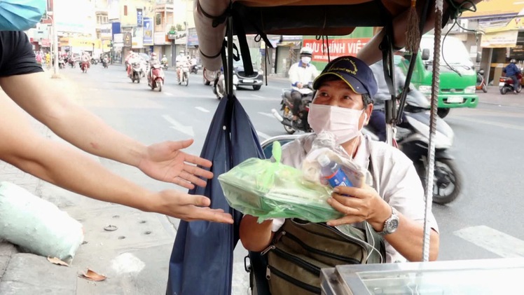 Góc nhìn trưa nay | 15 ngày làm cơm “vui vẻ” tặng người bán vé số