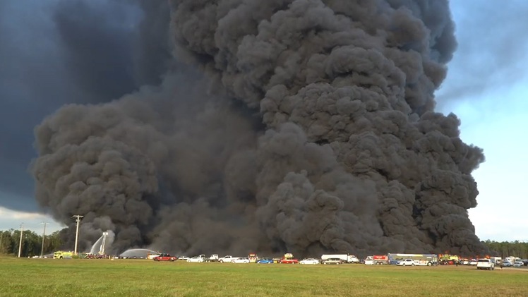 Video: Cháy lớn thiêu rụi hơn 3.500 ô tô ở Mỹ