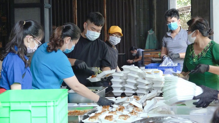 Góc nhìn trưa nay | Ngưng kinh doanh do dịch bệnh, nhà hàng tặng hàng trăm suất ăn miễn phí