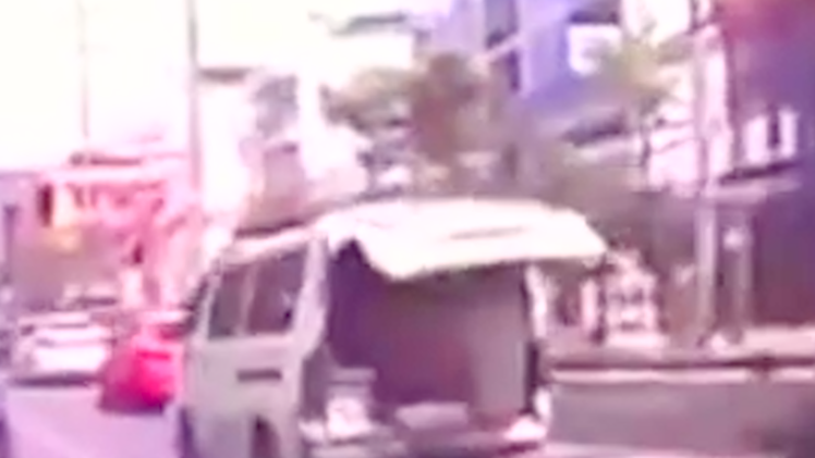 Video: Xe cứu thương làm rơi bệnh nhân trên đường
