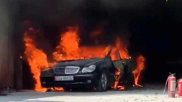 Video: Ôtô để trong gara bất ngờ bốc cháy dữ dội