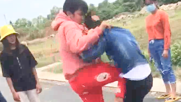 Video: Công an vào cuộc vụ thiếu nữ lên gối, cầm mũ bảo hiểm đánh bạn