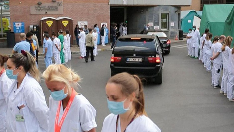 Hàng trăm nhân viên y tế đồng loạt quay lưng khi Thủ tướng tới thăm