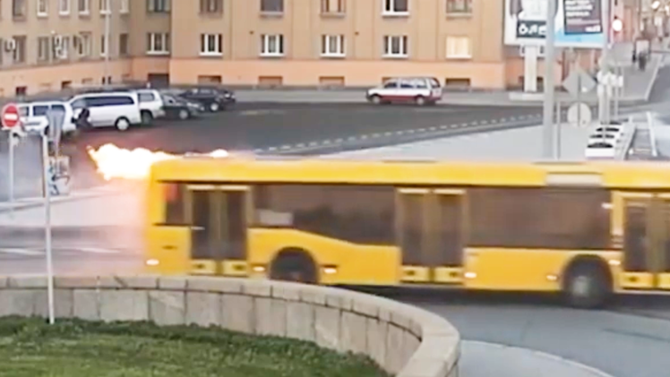 Video: Xe buýt đang chạy bỗng nhiên bốc cháy dữ dội