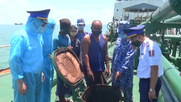 Video: Cảnh sát bắt tàu chở dầu lậu vào biển Việt Nam