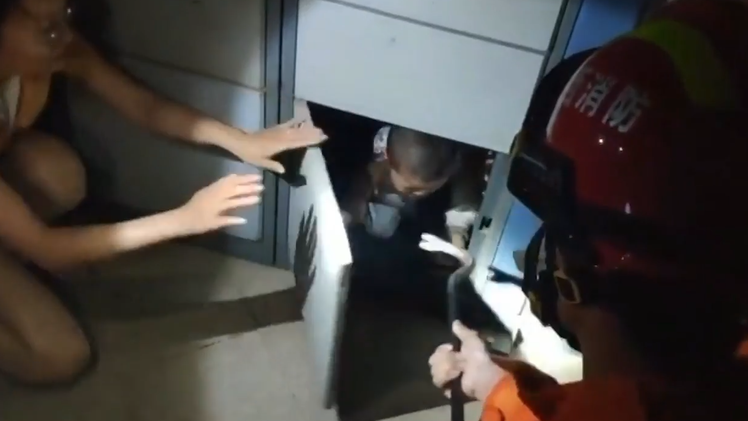 Video: Lính cứu hỏa cứu bé trai bị kẹt trong hộc tủ