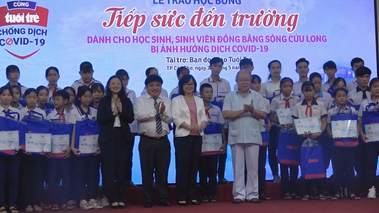 Trao học bổng tiếp sức học sinh, sinh viên khó khăn do dịch COVDD-19