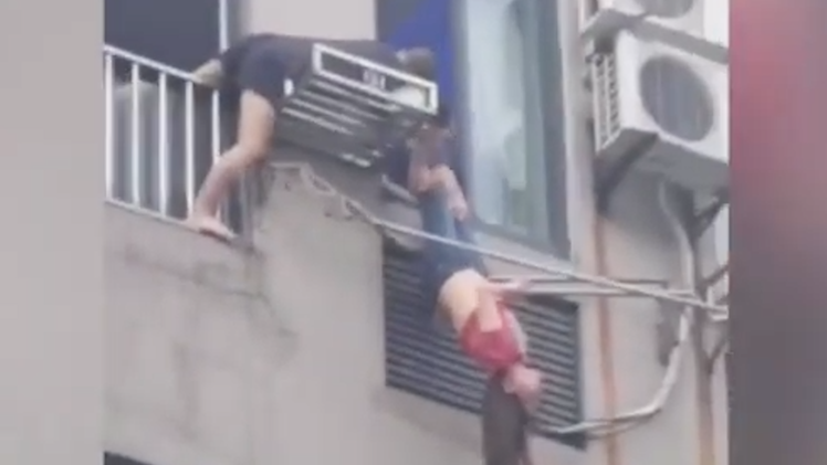 Video: Say xỉn rơi khỏi tầng 7, cô gái thoát chết nhờ giá phơi đồ