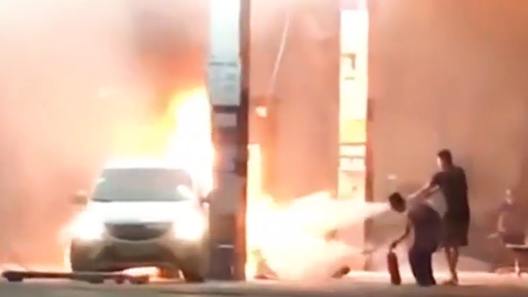 Video: Lùi ôtô bất cẩn khiến cây xăng bốc cháy