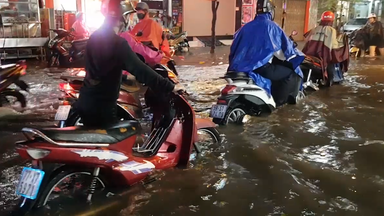 Video: TP.HCM mưa lớn, hàng loạt xe chết máy trong đêm tối