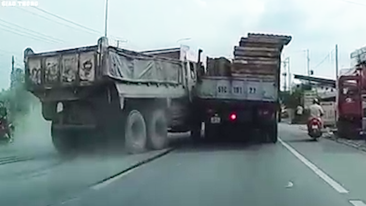 Video: Xe ben va vào xe tải, suýt rơi gỗ trúng người đi xe máy