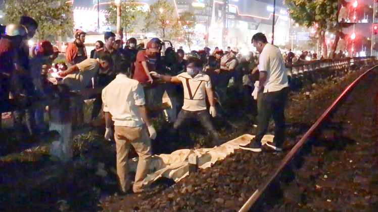 Video: Một người đàn ông đi bộ trên đường ray bị tàu hỏa tông tử vong