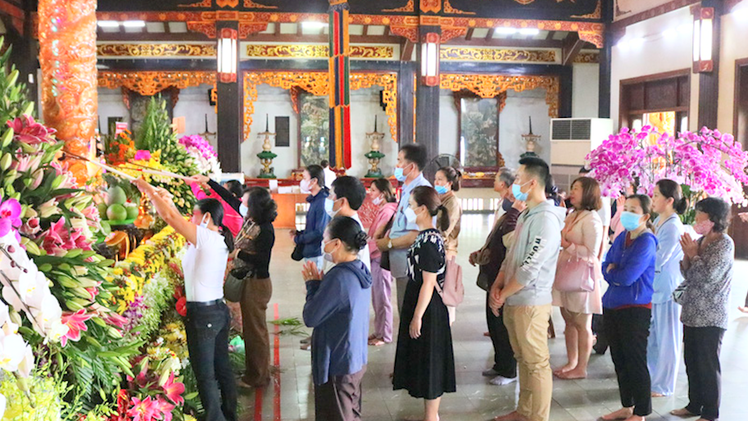 Video: Người dân Sài Gòn xếp hàng, đeo khẩu trang chờ tới lễ Phật