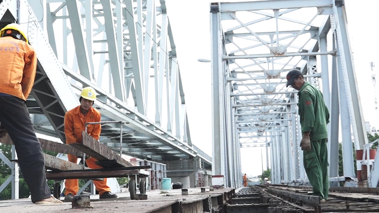 Video: Bắt đầu tháo dỡ cầu sắt Bình Lợi 118 tuổi