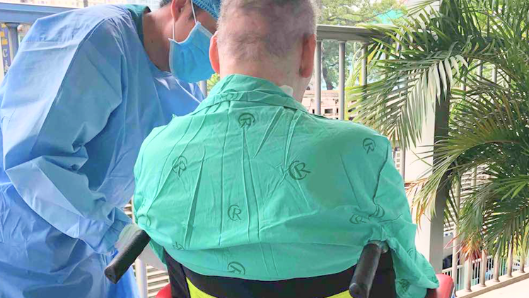 Video: Bệnh nhân 91 ngồi xe lăn ra ngoài tắm nắng