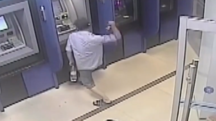 Video: Người đàn ông đập trụ ATM để trút giận