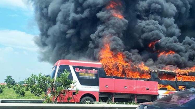 Video: Xe giường nằm bốc cháy trên cao tốc 11 hành khách tháo chạy