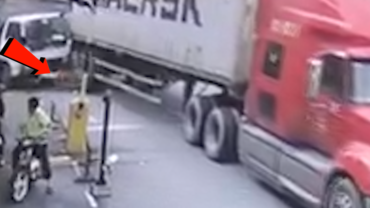 Video: Tài xế xuống xe làm thủ tục bị container cán tử vong
