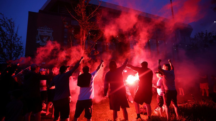 Video: Phớt lờ dịch COVID-19, fan Liverpool tổ chức ăn mừng vô địch Premier League