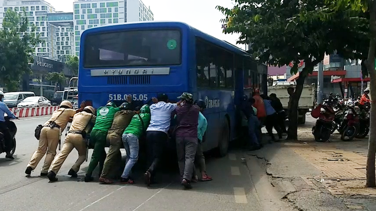 Video: Va chạm với xe buýt, người phụ nữ bị cuốn vào gầm