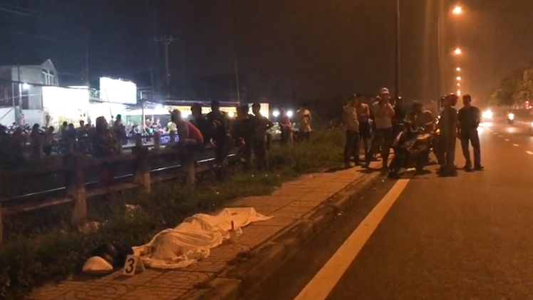 Video: Nằm trên đường ray bị tàu hỏa tông chết