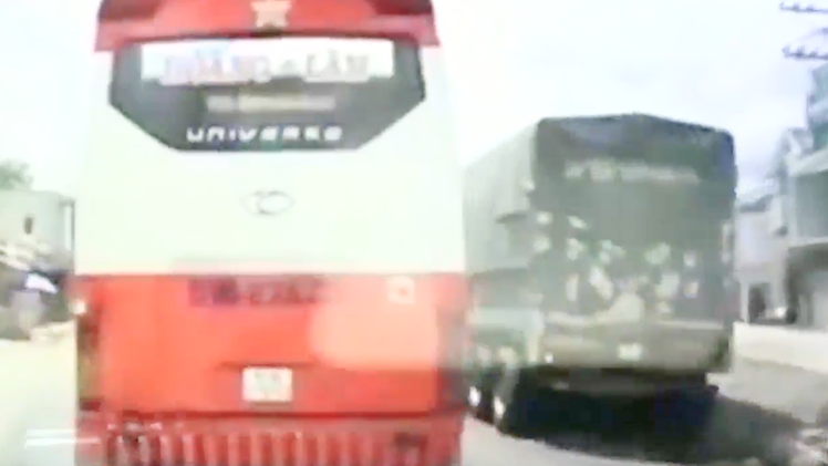 Video: Xe khách chạy chèn ép, không nhường đường cho xe cứu thương