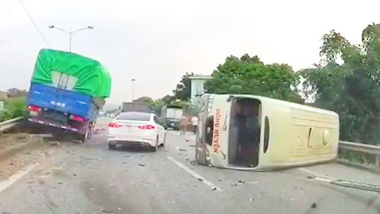 Video: Xe tải lao lên dải phân cách sau khi húc lật xe khách trên cao tốc
