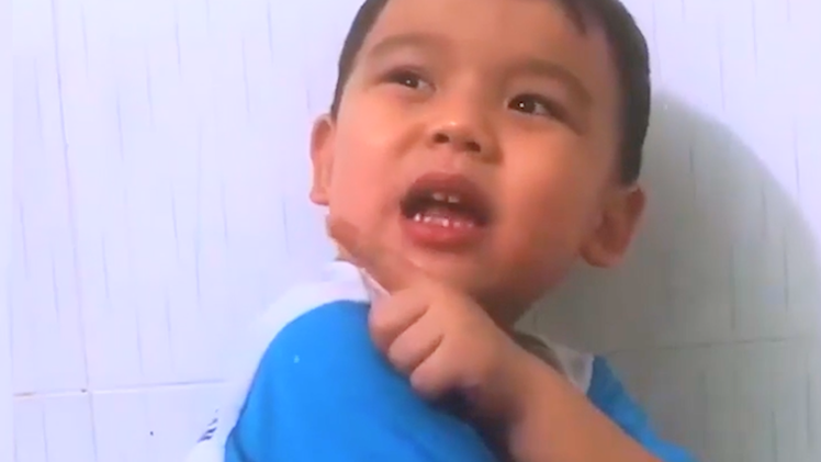 Video: Cậu bé yêu cầu bố xin lỗi đáng yêu nhận 'bão like' từ cộng đồng mạng