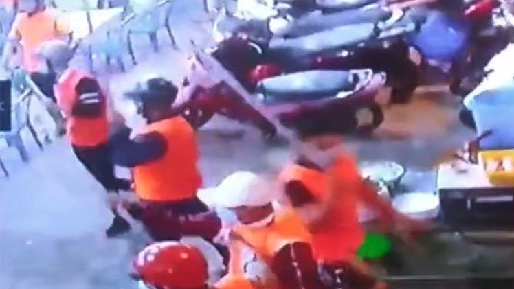 Video: Hàng trăm đối tượng hùng hổ chém phá quán ốc, khách bỏ chạy toán loạn