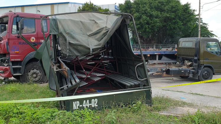 Video: Xe biển số đỏ va chạm xe đầu kéo, làm 7 thương vong