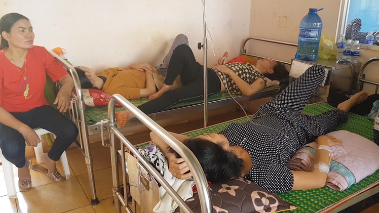 Video: Hơn 200 người bị ngộ độc sau khi ăn tiệc cưới ở Bình Phước