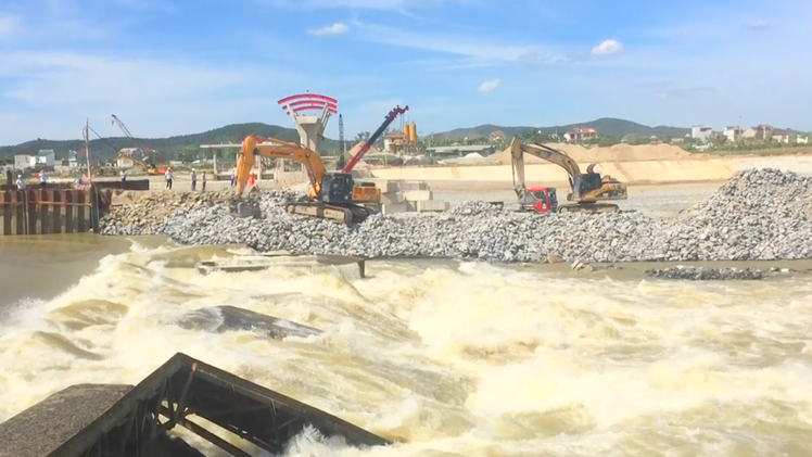 Video: Cận cảnh vỡ đập tràn trên sông Lam, hơn 7.800 hộ dân bị cúp nước