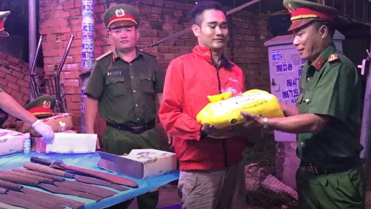 Video: Ai giao nộp vũ khí nóng sẽ được tặng 10 ký gạo