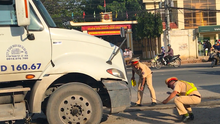 Video: Mua hộp bún chưa kịp ăn, nữ công nhân bị xe container leo lên lề cán tử vong