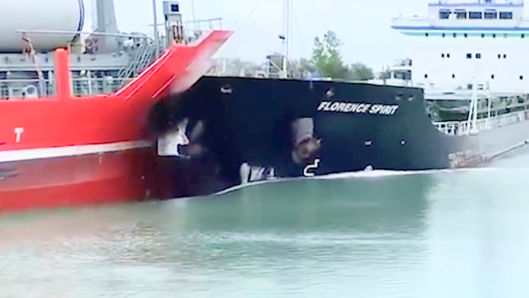 Video: Khoảnh khắc hai tàu chở hàng tông trực diện vào nhau ở Canada