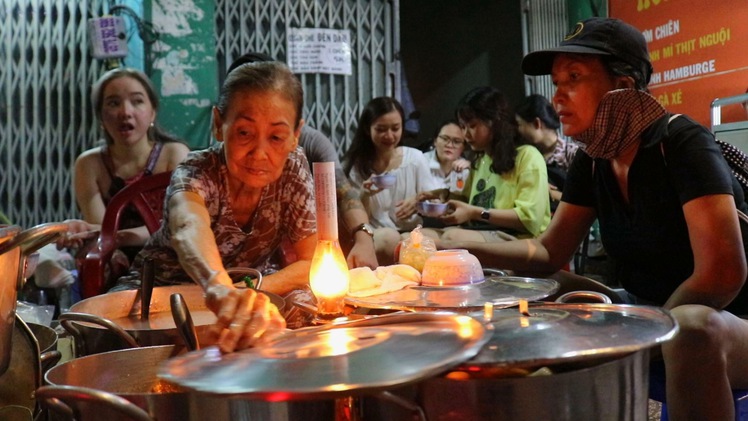 Góc nhìn trưa nay | Quán chè đèn dầu, nơi thắp sáng vùng kí ức Sài Gòn xưa