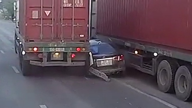 Video: Ôtô bẹp dúm giữa 2 container sau va chạm