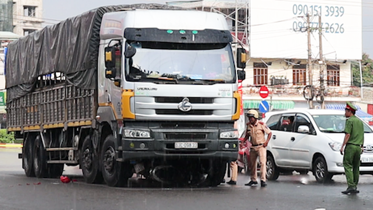 Video: Xe tải cuốn xe máy vào gầm, 2 mẹ con tử vong