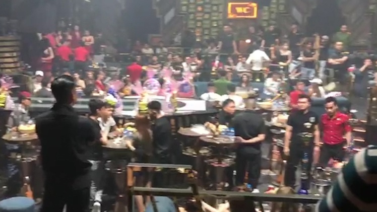 Video: Cảnh sát bất ngờ ập vào một quán bar ở quận Bình Tân