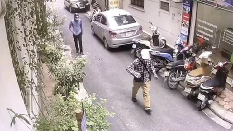 Video: Hình ảnh 2 nghi phạm nổ súng, ném lựu đạn cướp ngân hàng ở Hà Nội