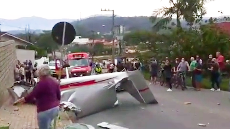 Video: Khoảnh khắc máy bay rơi xuống khu dân cư