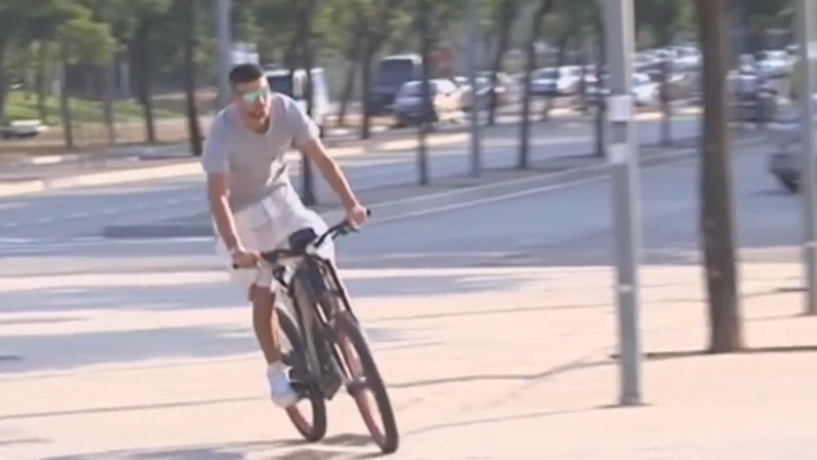 Video: Pique đi xe đạp tới sân vận động trước giờ thi đấu