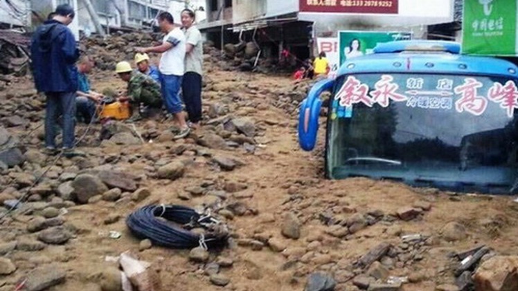 Video: Mưa lớn kéo dài, sạt lở kinh hoàng ở Trung Quốc