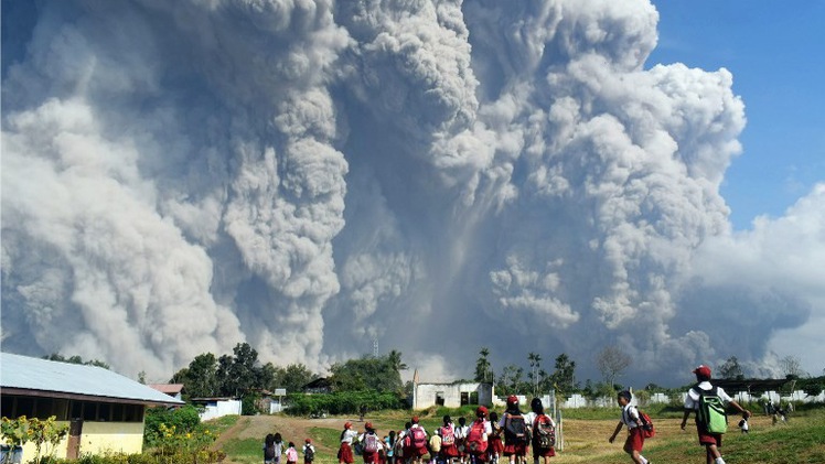 Video: Núi lửa phun trào tạo thành cột tro bụi cao 5km ở Indonesia