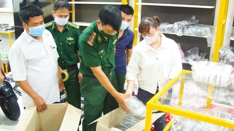 Video: Bắt kho hàng nghi nhái, giả thương hiệu, mỗi tháng bán hàng tỉ đồng