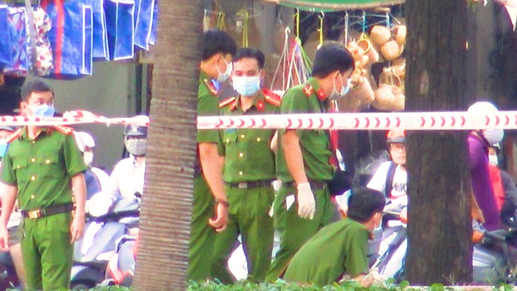 Video: Người đàn ông nghi bị đâm gục chết ở công viên ở TP.HCM