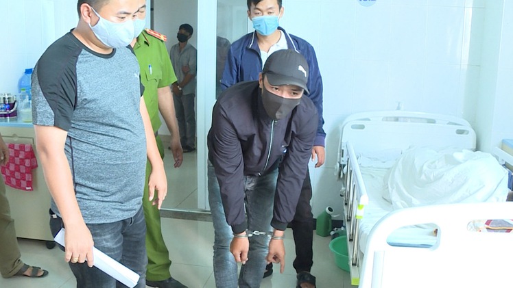 Video: 2 đối tượng chuyên bịt khẩu trang, trà trộn vào bệnh viện ăn cắp tiền của bệnh nhân