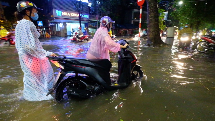 Video: Hà Nội ngập nặng vì mưa lớn, phương tiện chôn chân hàng giờ