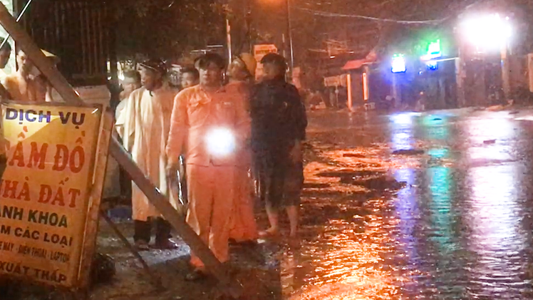 Video: 3 người bị điện giật khi đi xe qua khu vực ngập nước, 1 người tử vong