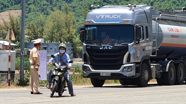 Video: Phải đổi tài xế nếu xe hàng chạy vào địa phận Thừa Thiên Huế